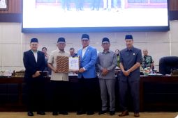 Ketua DPRD Banten serahkan empat dokumen Raperda kepada gubernur