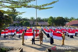 Tumbuhkan cinta tanah air, Kesbangpol Bangka Selatan bagikan bendera ke sekolah