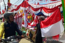 Jelang HUT RI ke - 81, pedagang musiman jual berbagai jenis bendera hias di Sibuhuan
