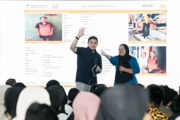 Di hadapan Seskab Teddy, orang tua siswa SR berlinang air mata haru