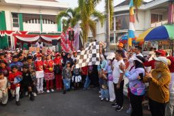 Warga Pontianak Selatan jalan sehat sambil pungut sampah