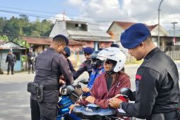 Polda Maluku bagi bendera merah putih ajak warga semangat kebangsaan
