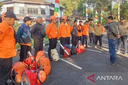 Kebakaran Gunung Gede: BPBD Cianjur Terjunkan Personel ke Kawah Wadon