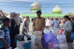 DLH Kalsel dan insan pers tanam pohon hingga tukar sampah jadi sembako