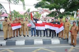 Pemkab Aceh Barat bagikan 2.225 bendera Merah Putih ke masyarakat dan wartawan