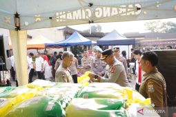 Polri menyalurkan lima ton beras lewat pangan murah di Cimahi