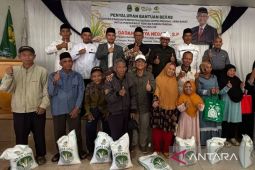 Legislator Jabar tinjau pembagian bantuan beras di Cianjur