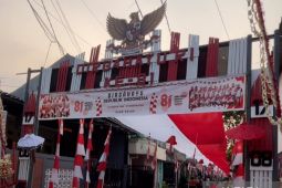 Sambut HUT RI, warga Serang bentangkan bendera sepanjang 120 meter