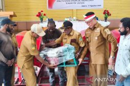 Pemkab Nabire bantu mesin pakan tingkatkan produktivitas peternak OAP