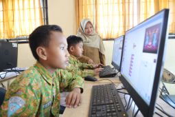 Tangan kecil membuka pintu bahasa