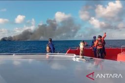 Tim SAR gabungan evakuasi penumpang KMP Putri Yasmin terbakar di perairan Selat Lombok