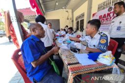 Ditjenpas Papua Barat salurkan sembako dan buka layanan cek kesehatan