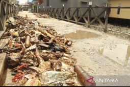 Disperkim Balikpapan uji jaring penahan sampah di pesisir Baru Ulu