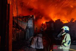Kebakaran melanda pabrik bingkai di Duren Sawit Jaktim Rabu dini hari