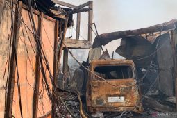 Suara Ledakan Terdengar Saat Kebakaran Pabrik Bingkai di Jaktim