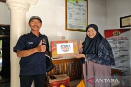 PWI Tanah Bumbu berbagi kebahagiaan bersama warga rentan