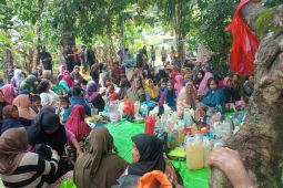 Warga Mentubang rayakan Robo-Robo dengan mandi sekampung