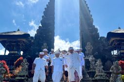 Koster dan pejabat Pemprov sembahyang di Besakih sambut HUT ke-68