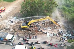 Pemkab Bekasi tertibkan bangunan liar di sepanjang Kali CBL kembalikan fungsi sungai