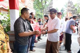 Pemkot Denpasar serahkan bansos untuk 70 warga korban bencana alam