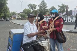 Aktivis lingkungan di Jambi bagikan masker ke pengemudi kendaraan