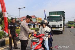 Polres Mukomuko bagikan 1.000 Bendera Merah Putih ke pengguna jalan