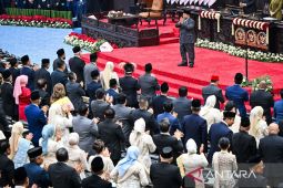 Prabowo kenalkan Kristina Beno siswi penerima manfaat MBG dari Merauke
