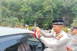 Satuan Binmas Polres Bangka bagikan ratusan bendera merah putih