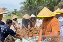 Lapas Narkotika Jambi latih warga binaan kembangkan usaha arang kelapa