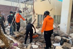 Basarnas evakuasi tiga korban reruntuhan bangunan akibat gempa NTT