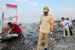 Peringati Kemerdekaan, Gerindra aksi bersih Pantai Kenjeran Surabaya