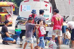 PMI Cianjur mendistribusikan air bersih untuk fasilitas kesehatan