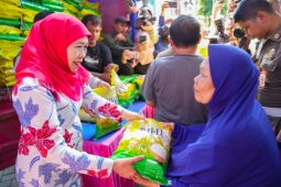 Gubernur Khofifah selenggarakan pasar murah di dua kampung Surabaya jelang HUT RI