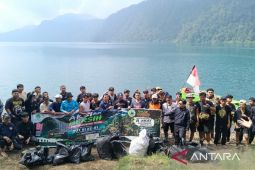 Gerakan aksi bersih Danau Gunung Tujuh relawan kumpulkan 169  kg sampah