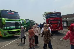 Emak-emak semarakkan lomba tarik bus sambut HUT RI di Terminal Kalideres Jakbar