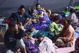 Gerak cepat, Bulog salurkan beras-minyak goreng bantu korban gempa NTT
