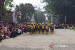 Ikut defile, penyapu jalan dapat sambutan meriah masyarakat yang hadir di depan Gedung Sate