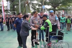 Polresta Bandara Soetta beri bantuan kaki palsu pada ojol disabilitas