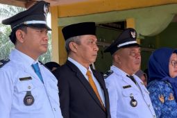 Wakil Ketua DPRD Labura bacakan teks Proklamasi pada HUT ke-81 RI di Londut