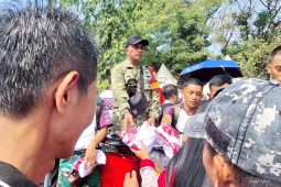 Sambut HUT ke-81 RI, warga antusias ambil kaos dan makanan gratis di Monas