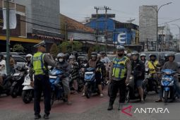 Pengendara di Jambi berhenti sejenak saat Indonesia Raya berkumandang