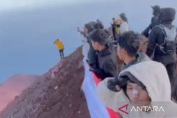 Pendaki gelar upacara HUT Ke-81 RI di puncak Gunung Kerinci