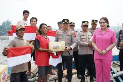 Polres Bengkayang bantu nelayan yang terdampak cuaca ekstrem