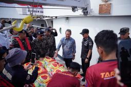 Kapal pengawas KKP angkut 50 ton bantuan gempa NTT