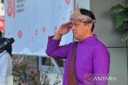 Insan Pelindo Pangkalbalam berpakaian adat pada Upacara HUT Ke-81 RI