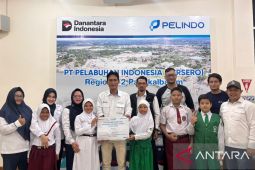 Pelindo Pangkalbalam serahkan beasiswa maknai HUT Ke-81 RI