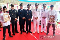 Bupati Shalahuddin serahkan remisi, enam warga binaan Lapas Muara Teweh bebas