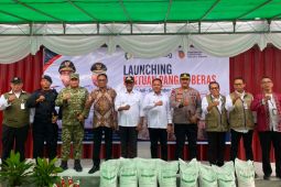 Bulog Maluku-Malut salurkan 1.871 Ton beras bantuan untuk warga Malteng alokasi Juni-Agustus