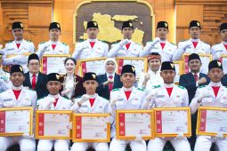 Khofifah minta Paskibraka Jatim hidupkan semangat cinta tanah air