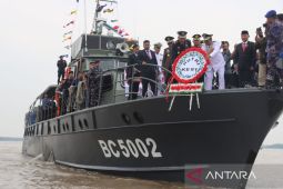 Bendera Merah Putih berkibar ditengah Formasi 51 Kapal saat HUT ke-81 RI di Tanjabbar